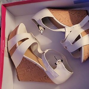 Size 9 White Wedges